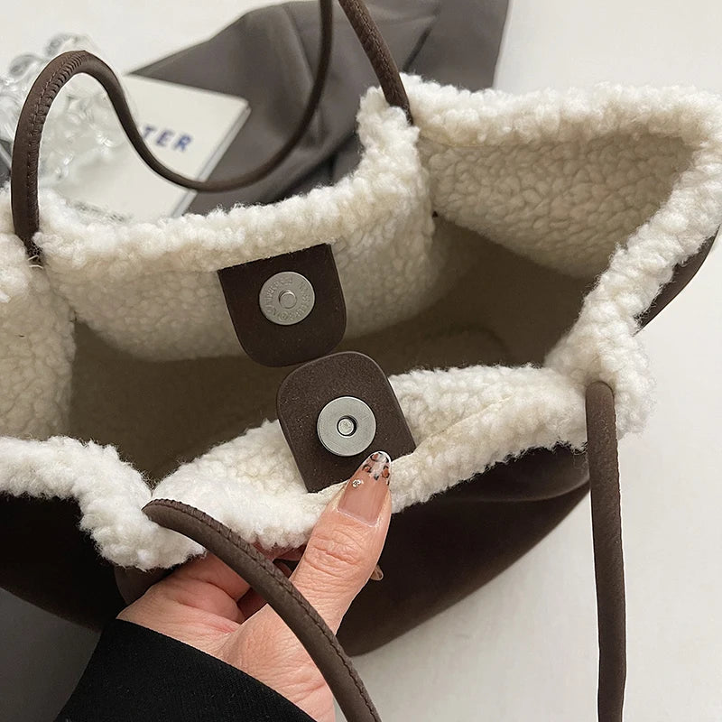 Autumn and Winter New Faux Suede Tote Bag Hand Bill Of Lading Shoulder Women's Bag Retro Simple Large Bag Tote bag Plush Edge